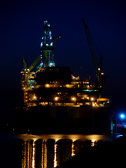 RH02069 - Oil Rig by night 1.JPG, 15-Jul-03, 239 kB