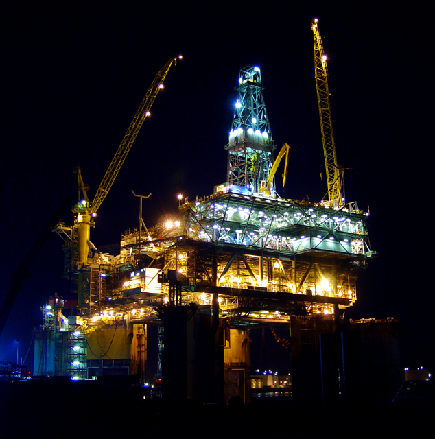 RH0207420 - Oil Rig by night 2.JPG, 15-Jul-03, 339 kB